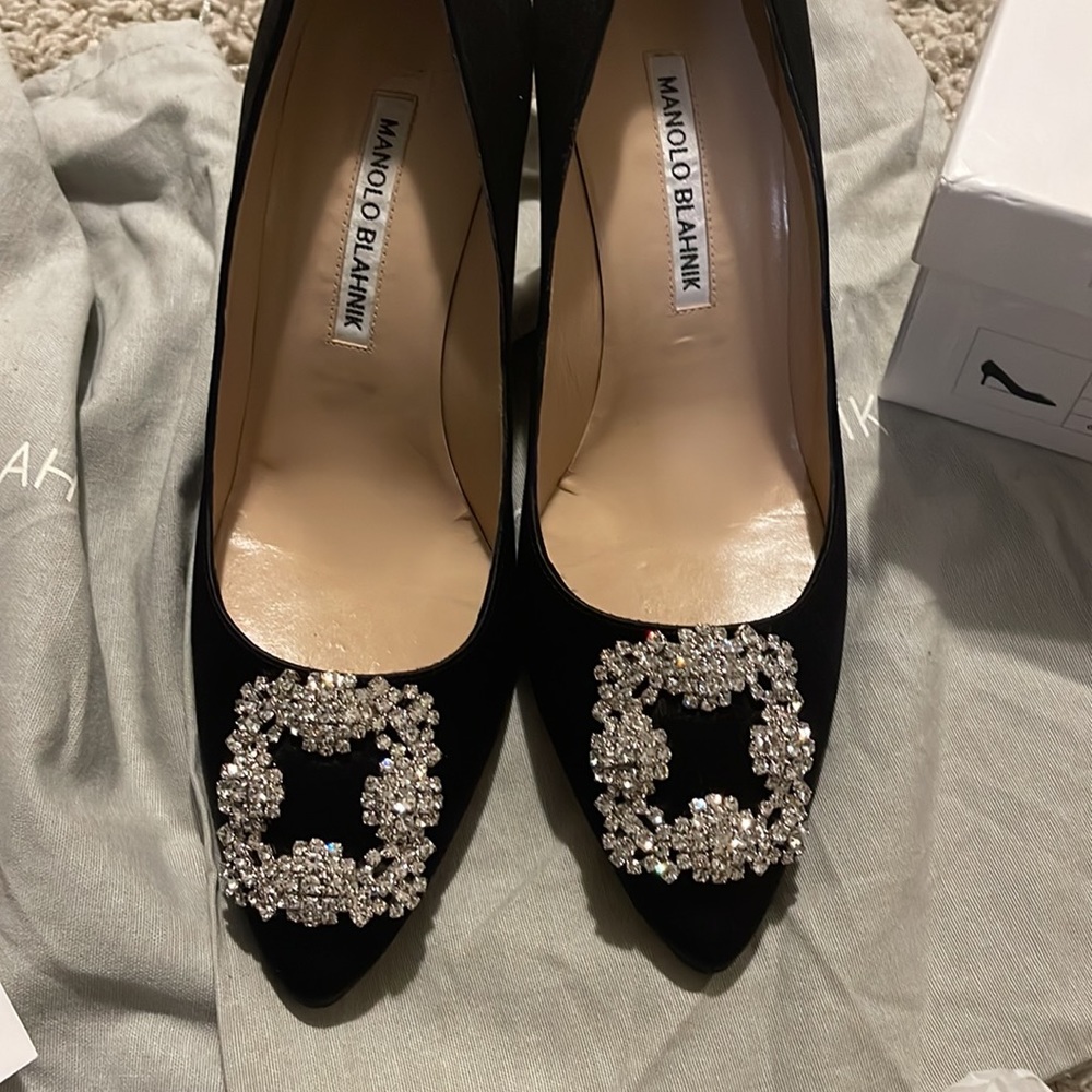 Black Manolo Hangisi 70 Satin Pumps